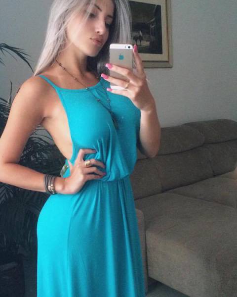 Braless Girls Let Their Boobs Hang Free