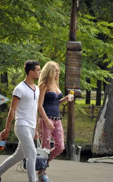 Beautiful And Sexy Girls Spotted In The Street