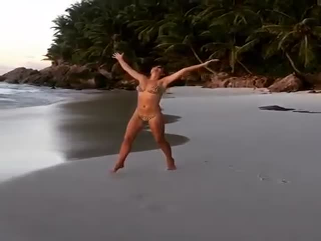 Liz Hurley. Bikini. Slow-Mo. Period.