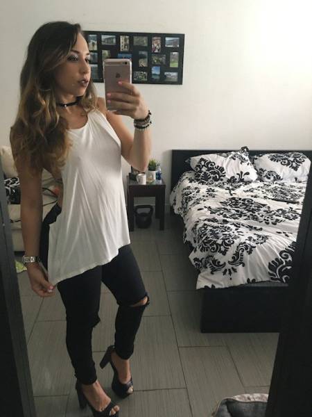 Braless Girls Let Their Boobs Hang Free