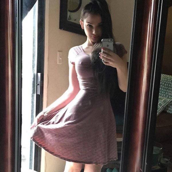 Braless Girls Let Their Boobs Hang Free