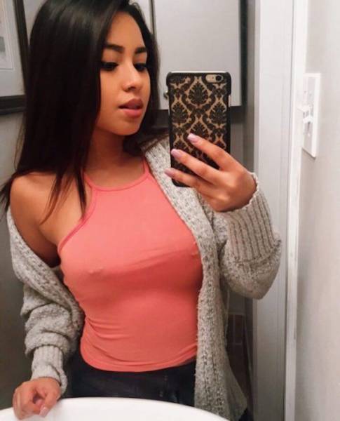 Braless Girls Let Their Boobs Hang Free