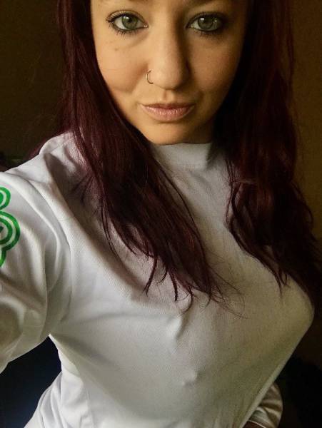 Braless Girls Let Their Boobs Hang Free