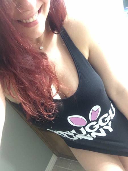 Braless Girls Let Their Boobs Hang Free