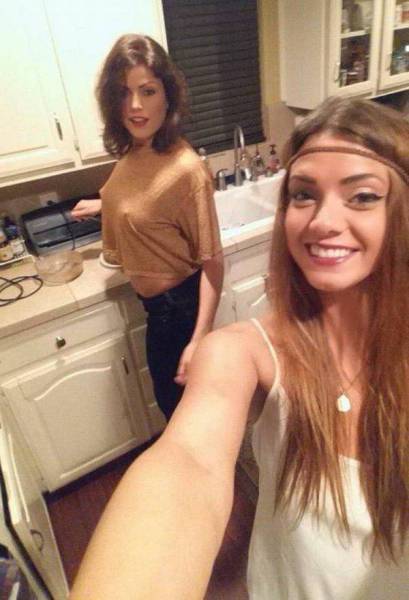 Braless Girls Let Their Boobs Hang Free