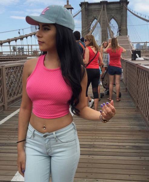 Braless Girls Let Their Boobs Hang Free