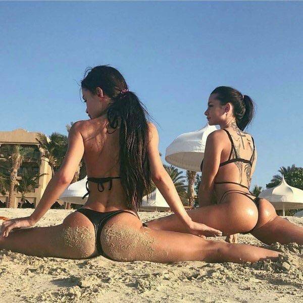 These Girls Rock Great Frogbutts