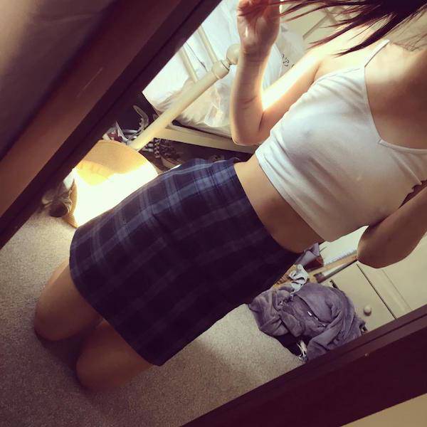 Braless Girls Let Their Boobs Hang Free