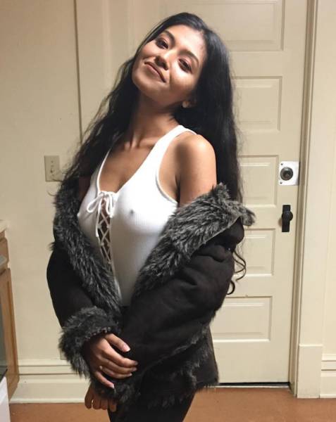 Braless Girls Let Their Boobs Hang Free