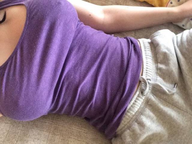 Braless Girls Let Their Boobs Hang Free