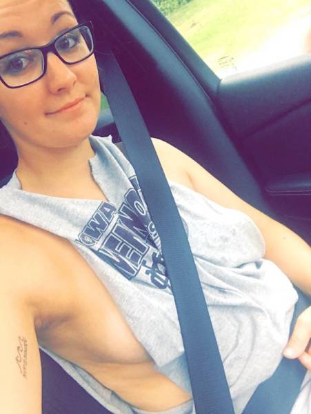 Braless Girls Let Their Boobs Hang Free