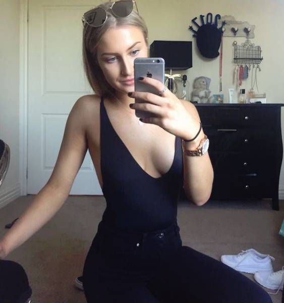 Braless Girls Let Their Boobs Hang Free
