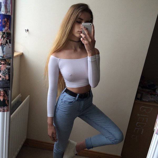 Braless Girls Let Their Boobs Hang Free