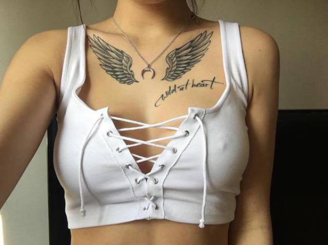 Braless Girls Let Their Boobs Hang Free