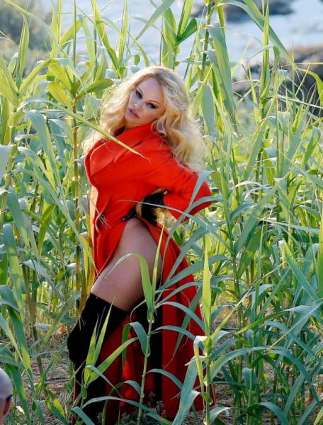 Pamela Anderson Shows She’s Still Hot!