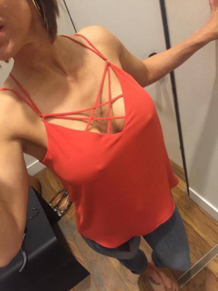 Braless Girls Let Their Boobs Hang Free