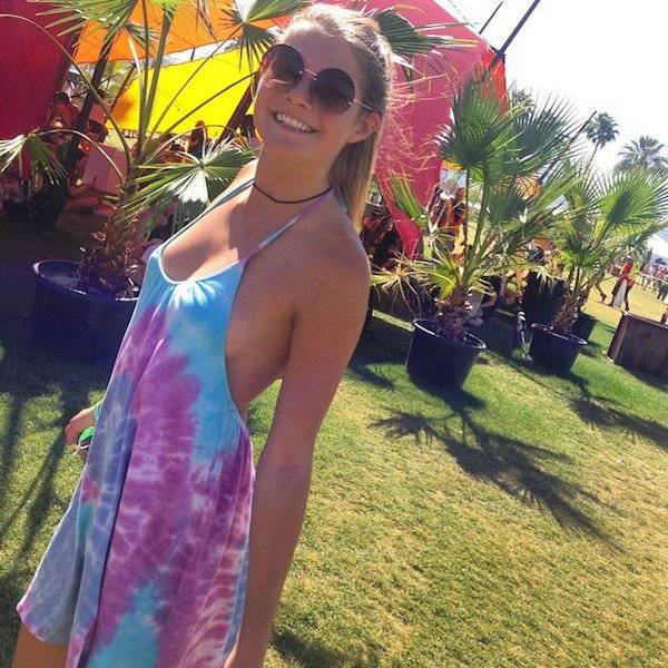 Braless Girls Let Their Boobs Hang Free