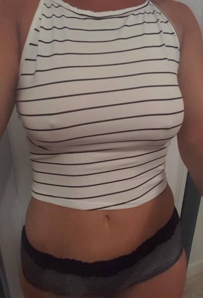 Braless Girls Let Their Boobs Hang Free