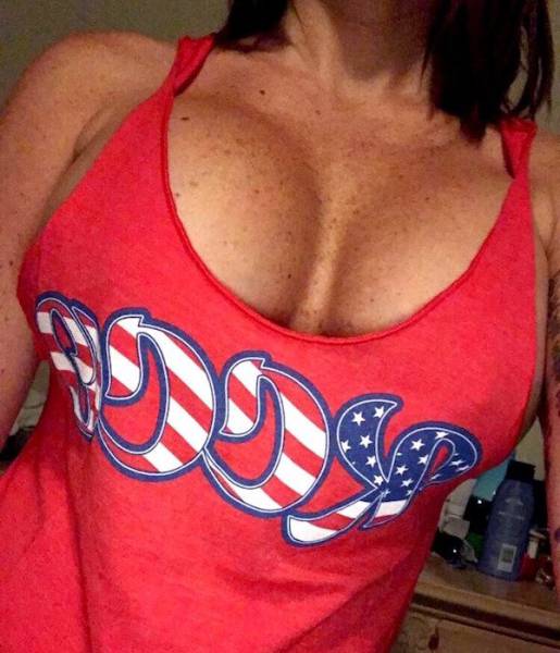 Braless Girls Let Their Boobs Hang Free