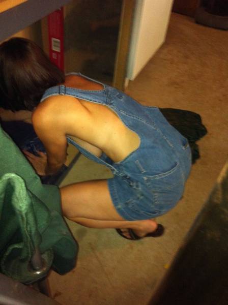 Braless Girls Let Their Boobs Hang Free