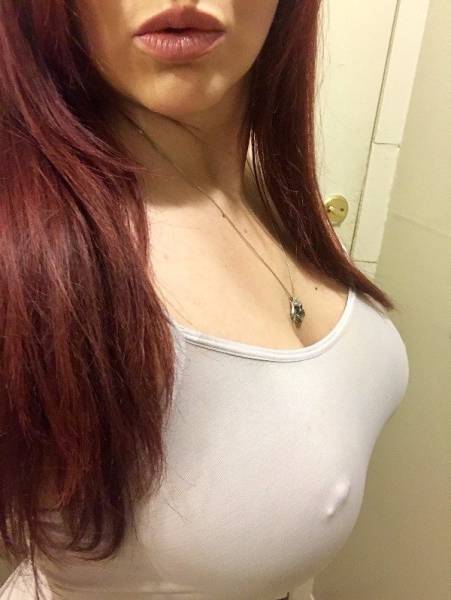 Braless Girls Let Their Boobs Hang Free