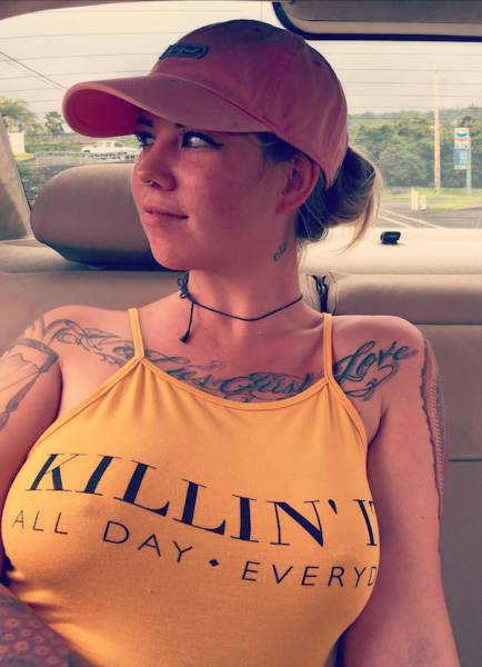 Braless Girls Let Their Boobs Hang Free