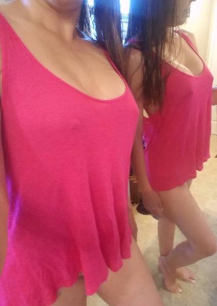 Braless Girls Let Their Boobs Hang Free