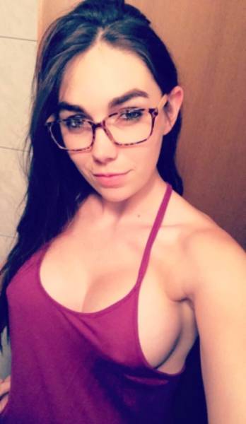 Braless Girls Let Their Boobs Hang Free