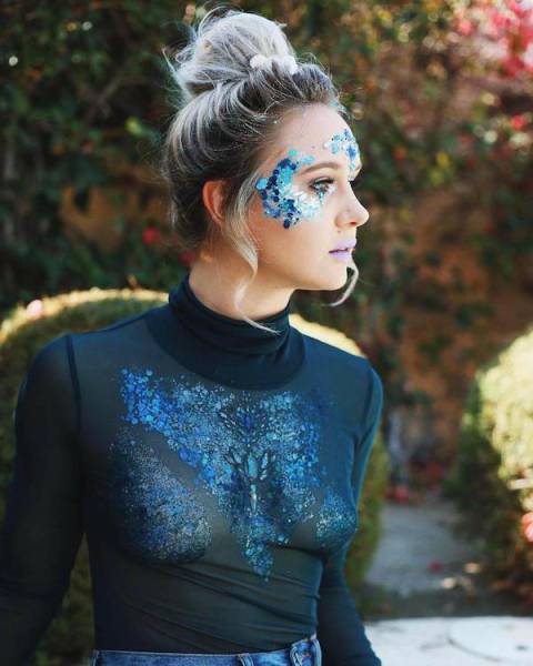 Braless Girls Let Their Boobs Hang Free