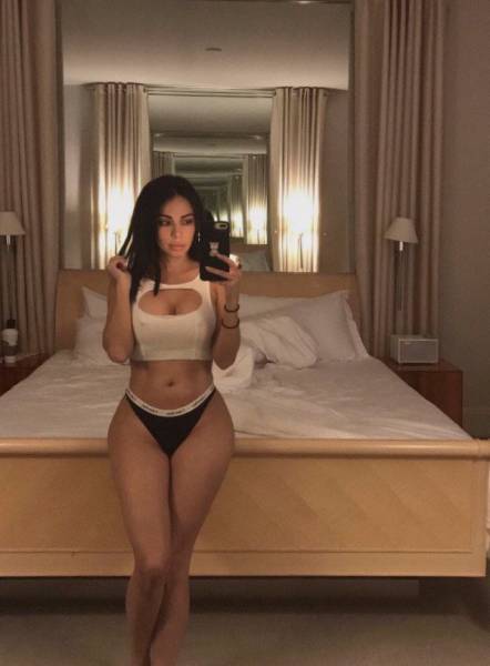 Braless Girls Let Their Boobs Hang Free