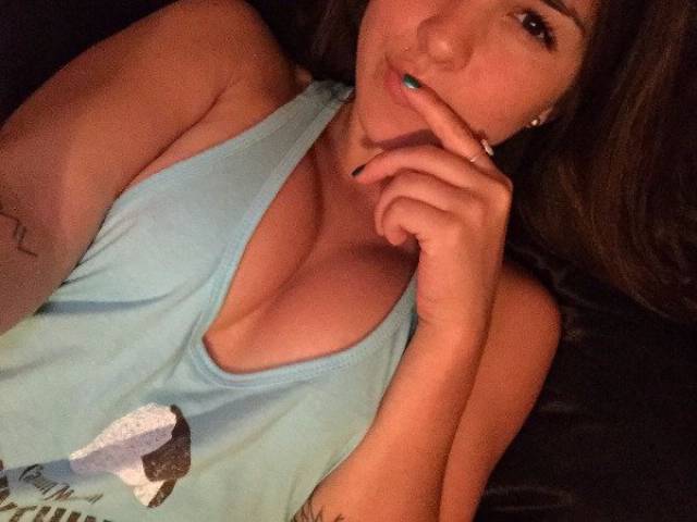 Braless Girls Let Their Boobs Hang Free