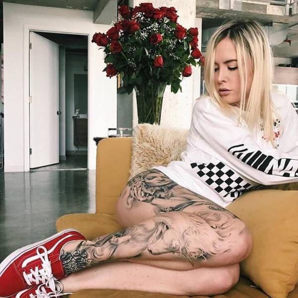 Sexy Girls Showing Off Stunning Tattoos