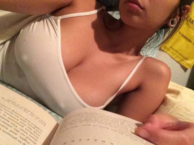 Braless Girls Let Their Boobs Hang Free