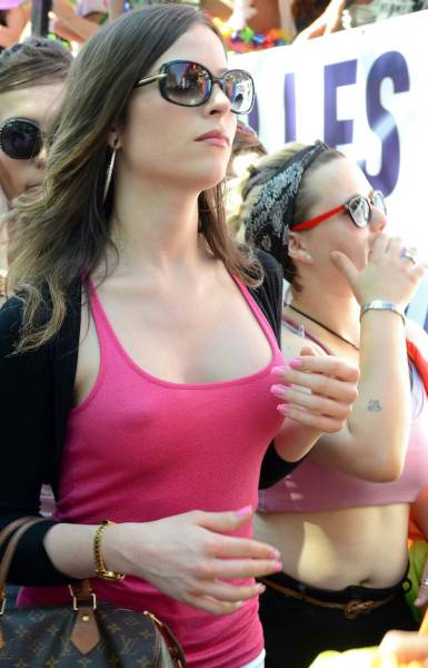 Braless Girls Let Their Boobs Hang Free