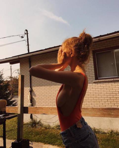 Braless Girls Let Their Boobs Hang Free