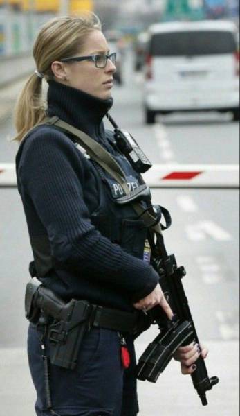 Hot Girls With Big Guns