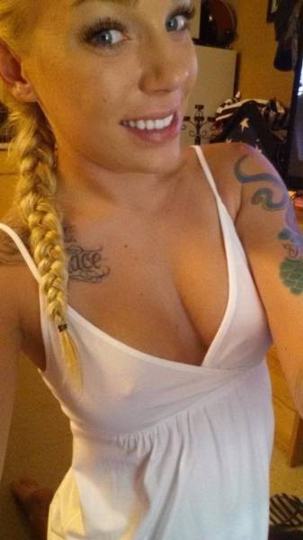 Braless Girls Let Their Boobs Hang Free