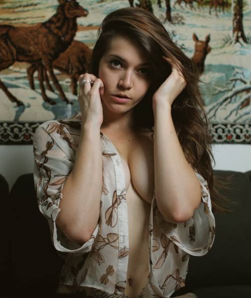 Braless Girls Let Their Boobs Hang Free