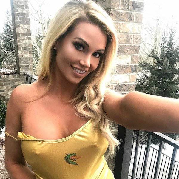 Braless Girls Let Their Boobs Hang Free