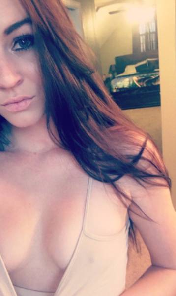 Braless Girls Let Their Boobs Hang Free