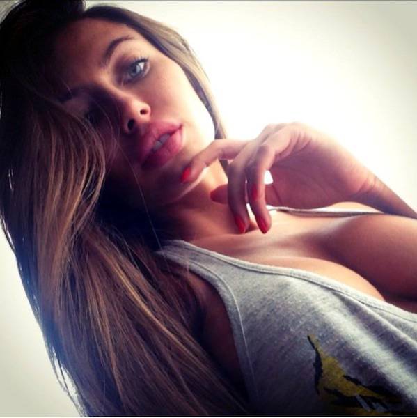 Braless Girls Let Their Boobs Hang Free