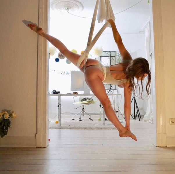 Dancers Are Experts In Spreading Their Legs…