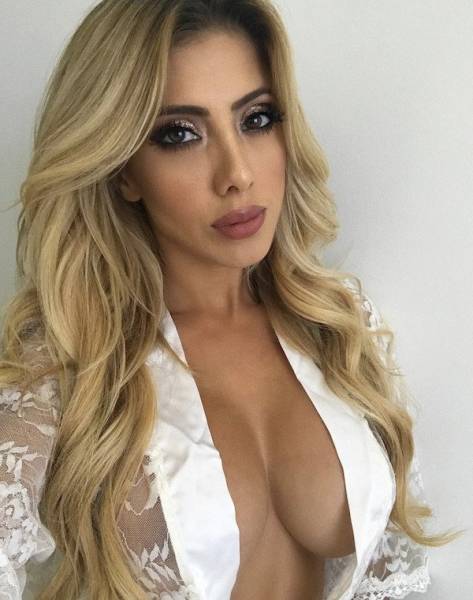 Braless Girls Let Their Boobs Hang Free