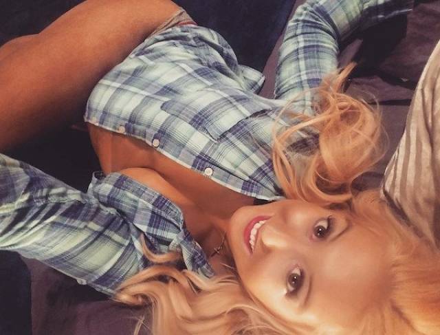 Braless Girls Let Their Boobs Hang Free