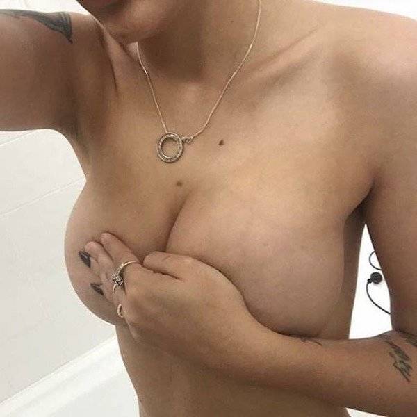 Braless Girls Let Their Boobs Hang Free