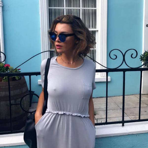 Braless Girls Let Their Boobs Hang Free