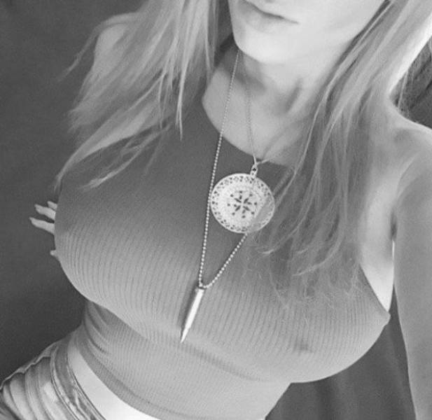 Braless Girls Let Their Boobs Hang Free