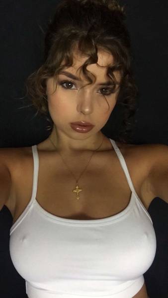 Braless Girls Let Their Boobs Hang Free