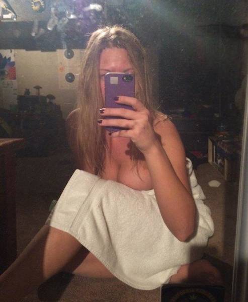 Braless Girls Let Their Boobs Hang Free