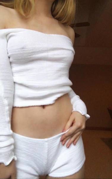 Braless Girls Let Their Boobs Hang Free